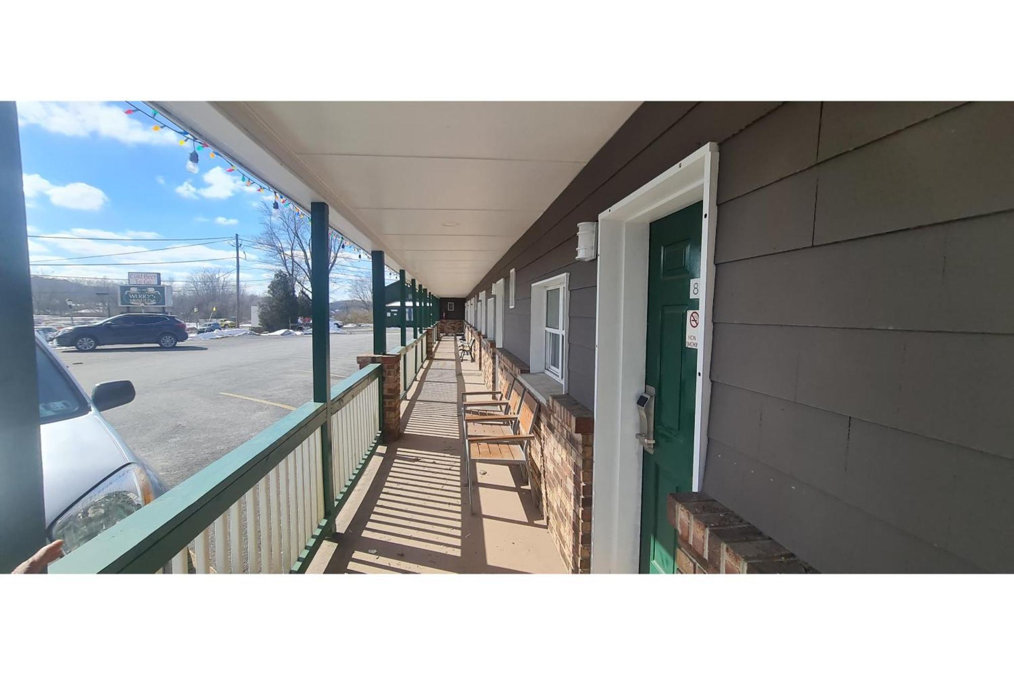 Hotel Werry's & Pub By Oyo Poconos 3*
